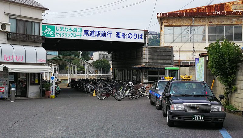 タクシーを利用するなら、尾道駅前にある駅前渡船（片道100円フェリー）に乗って向島側に渡ると、タクシーが待機しています。
