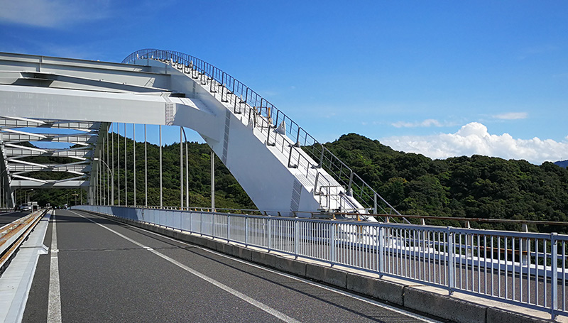 見事な曲線を描くアーチ橋