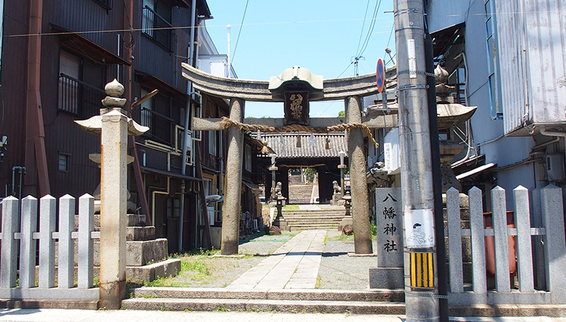 これが八幡神社の石鳥居なのです。