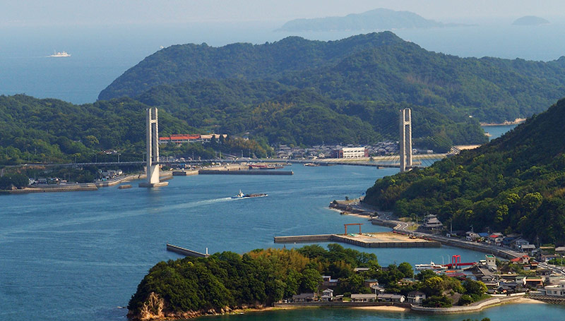 生名島と佐島を結ぶ生名橋が展望できます