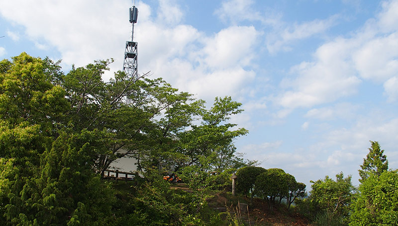 テレビ電波塔の建物の周りにはベンチなどが整備されており東側の燧灘が見渡せます
