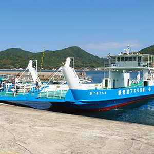 対岸にある愛媛県の弓削島「上弓削港」と因島の家老渡港を結ぶフェリーです