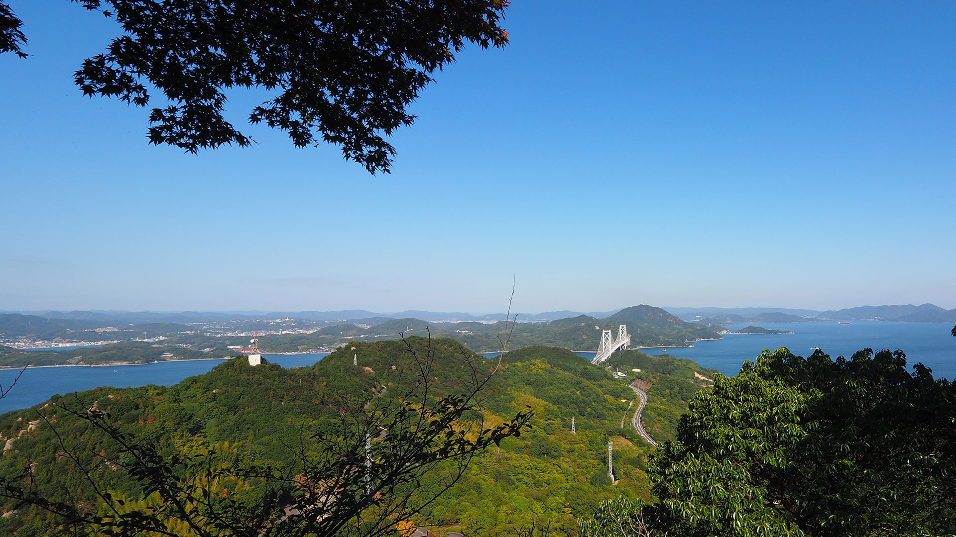 恋し岩は、尾道の因島にある白滝山の山頂にあります