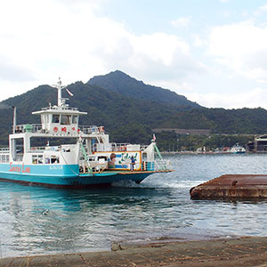 因島の金山港と生口島の赤崎港を結ぶ三光汽船が運航するフェリーです