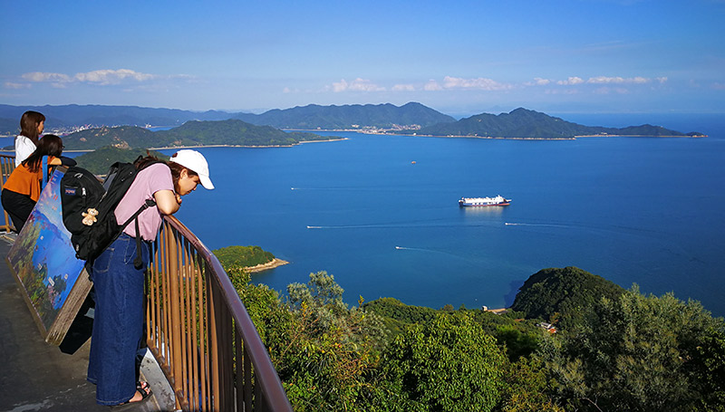しまなみ海道と瀬戸内の島々をパノラマで見ることができる「高見山展望台」