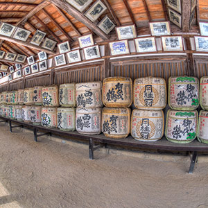 大山祇神社境内の奉納酒樽