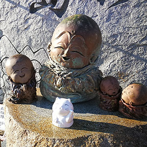 幸せをよぶお地蔵さま。鐘をならしてわらべ地蔵さまの頭をなでると・・・。 幸せをよぶお地蔵さま。鐘をならしてわらべ地蔵さまの頭をなでると・・・。