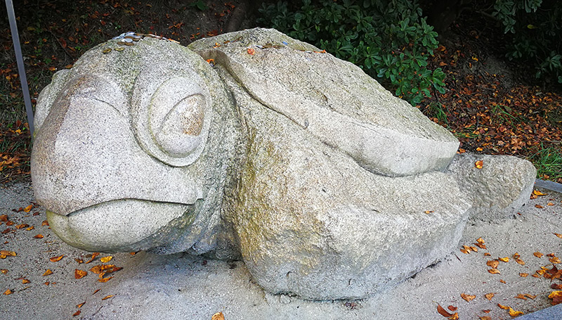 亀の石像（亀老山展望公園内） Turtle stone statue on Mt. Kirosan