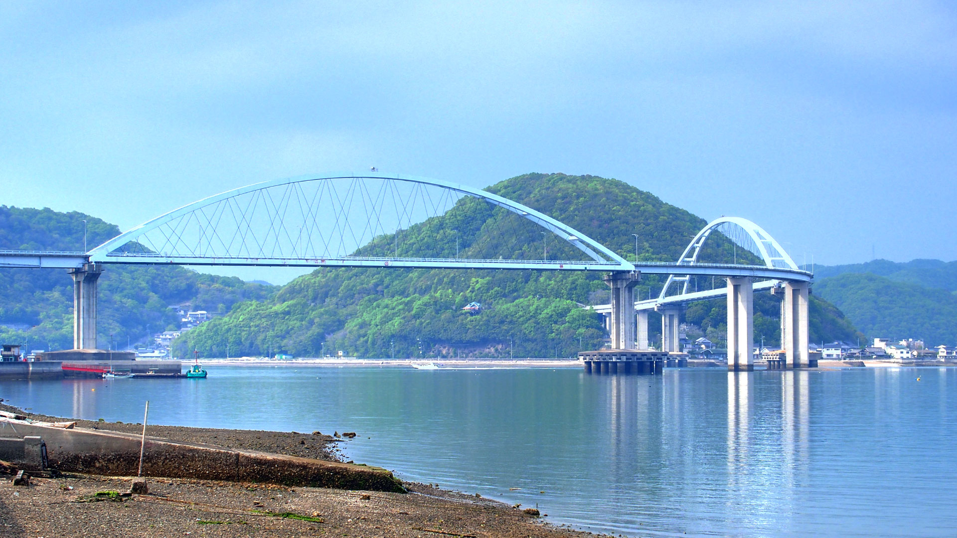 内海大橋は、沼隈半島の先端・沼隈町常石と内海町の田島を結ぶ橋です。1989 年 (平成元年) に完成しました。全長は832mで、「くの字」にカーブしているのが特徴です。