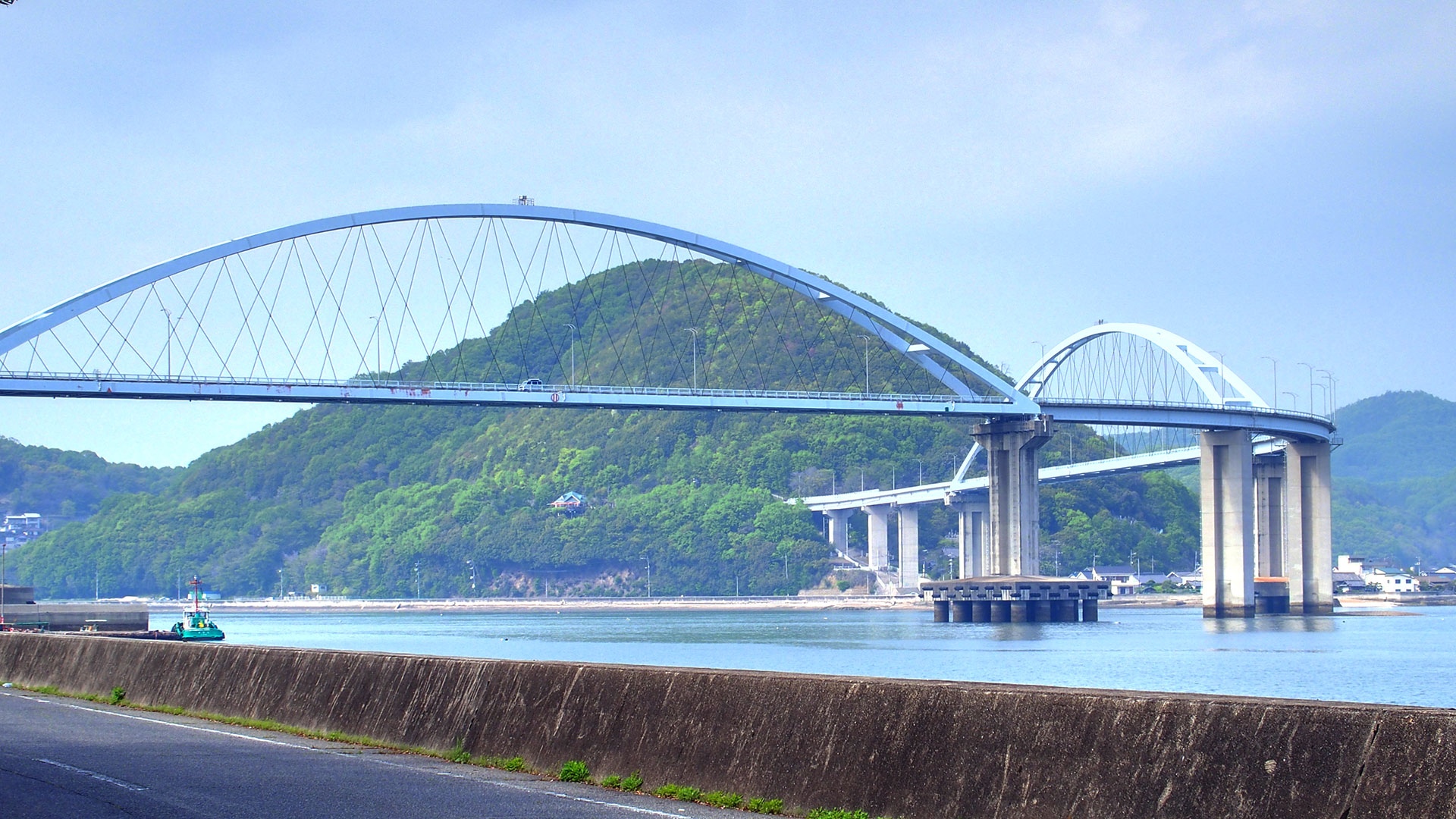 内海大橋は、沼隈半島の先端・沼隈町常石と内海町の田島を結ぶ橋です。1989 年 (平成元年) に完成しました。全長は832mで、「くの字」にカーブしているのが特徴です。