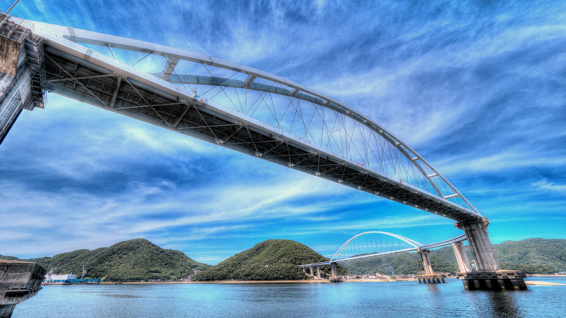 内海大橋は、沼隈半島の先端・沼隈町常石と内海町の田島を結ぶ橋です