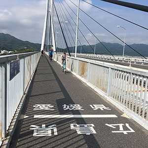 多々羅大橋を渡っていると海上に広島県と愛媛県の県境がありました。