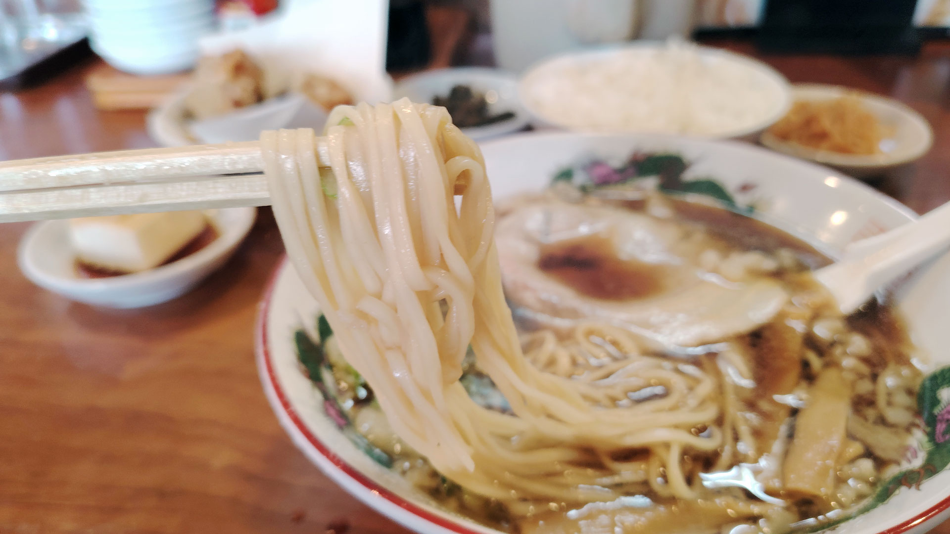 「こだわり」の自家製麺　中細ストレート麺