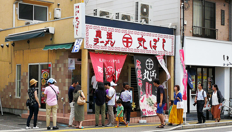 尾道駅から徒歩でも約7～8分の海岸通り沿いにあります。商工会議所の近くで、お隣は老舗料理店の青柳さんです。