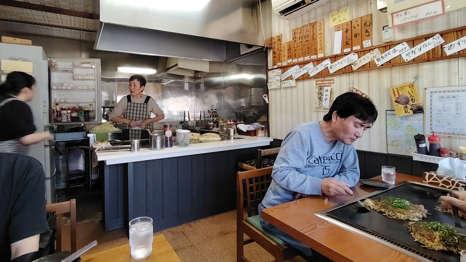 店内は使い込まれた古い昭和チックなインテリアです