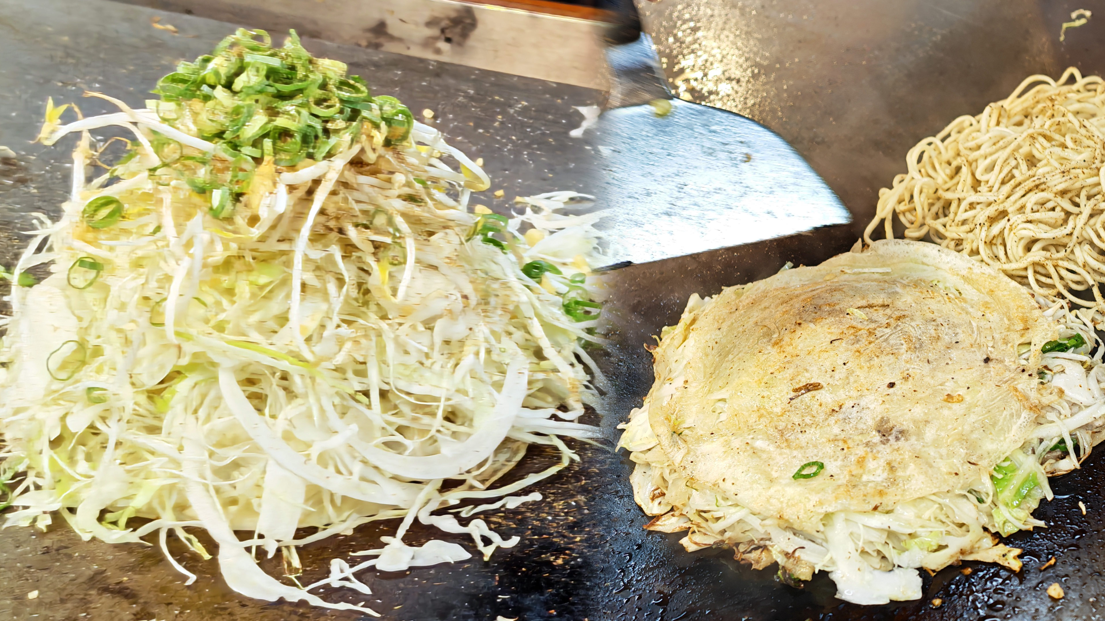 仕上げにミツワソースで味を調えます
