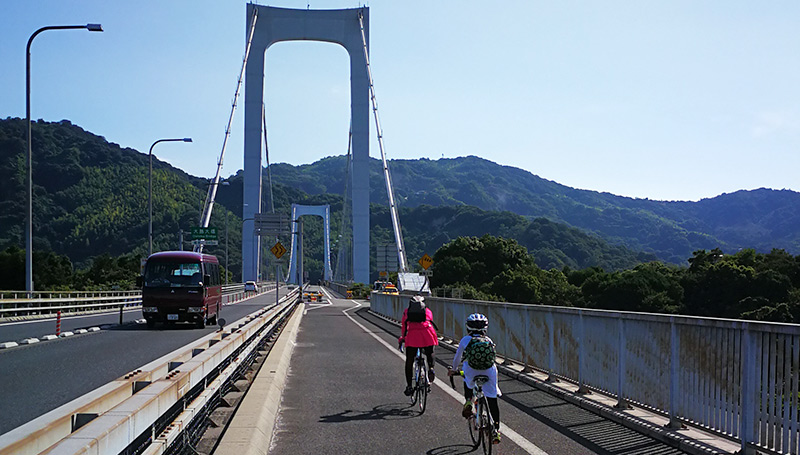 橋梁ではバイクと自転車の並走