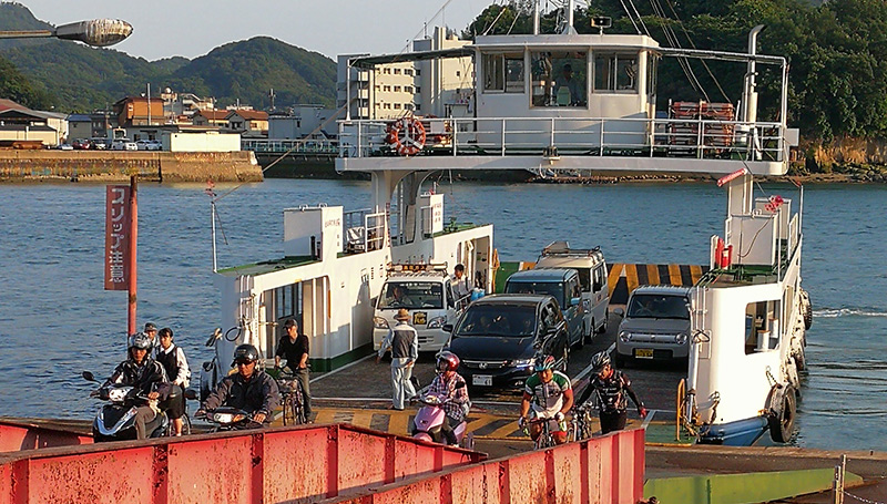 しまなみ海道は、瀬戸内の島に架かっている橋を渡って縦走するサイクリングロードが確立されていますが、唯一の渡船ルートが尾道～向島間なのです。