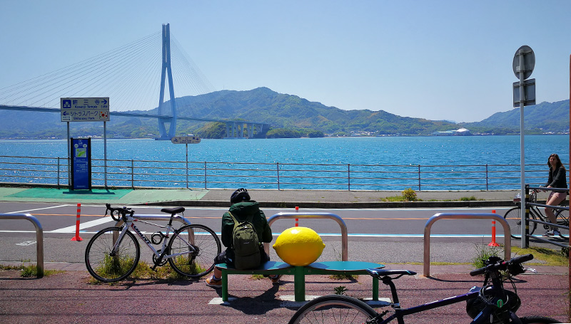 しまなみ海道は、広島県尾道市から愛媛県今治市を結ぶ自動車道です。瀬戸内海に浮かぶ向島、因島、生口島、大三島、伯方島、大島という6つの島を結ぶ橋梁には原付バイク・自転車道と歩道が配置されています。